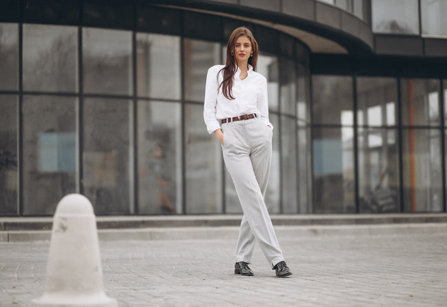 El pantalón blanco como lienzo. Crea looks impresionantes con esta prenda