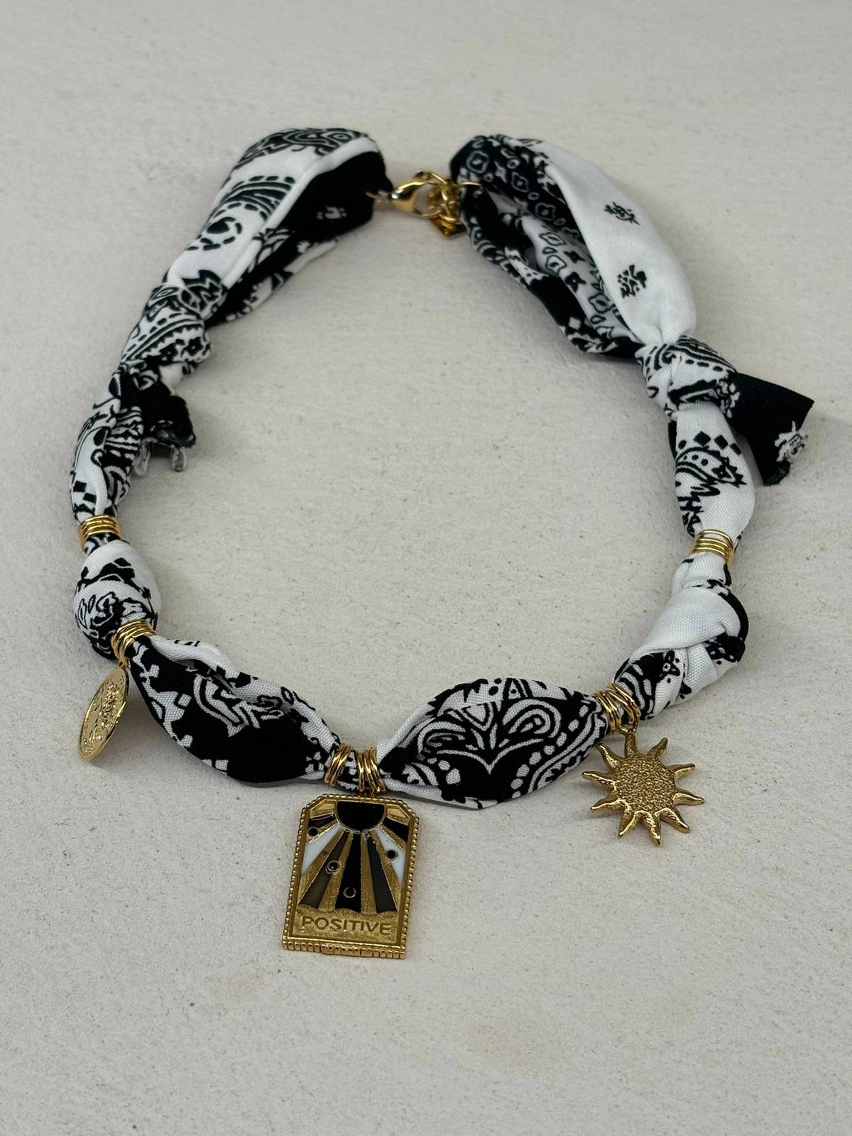 COLLAR BANDANA Y CHARMS BLANCO Y NEGRO