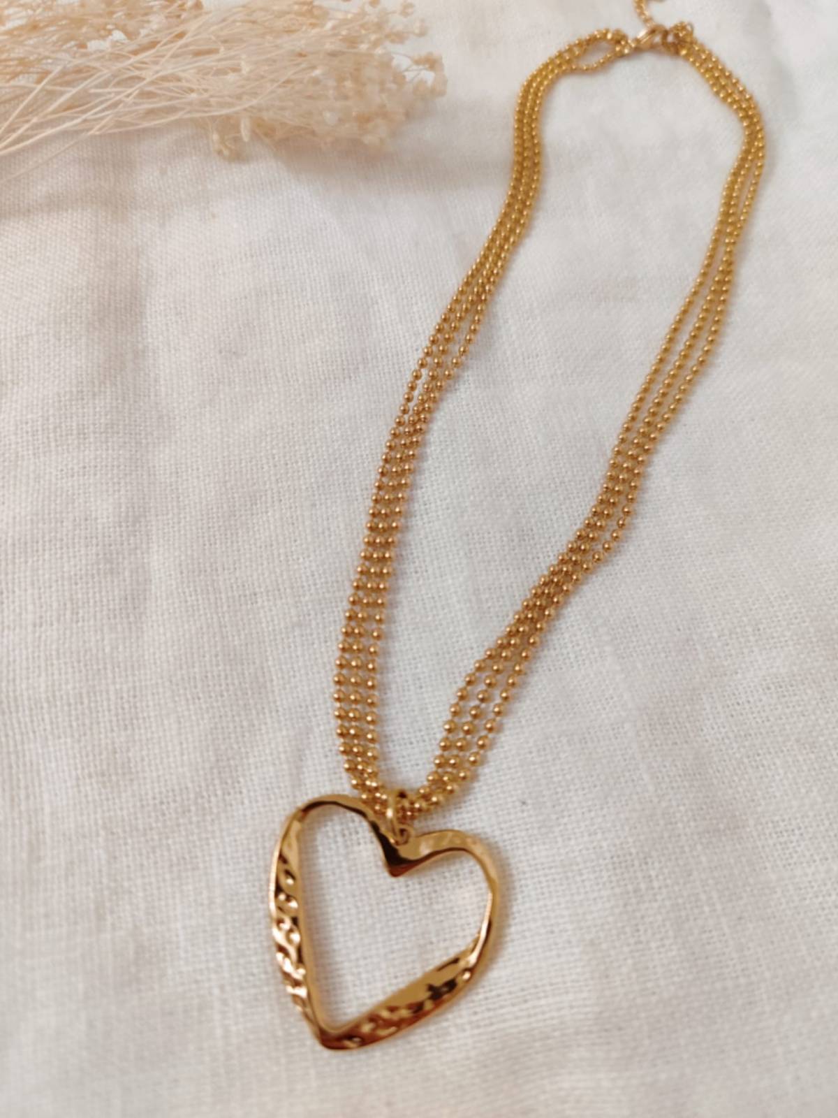 COLLAR DE CORAZÓN DORADO