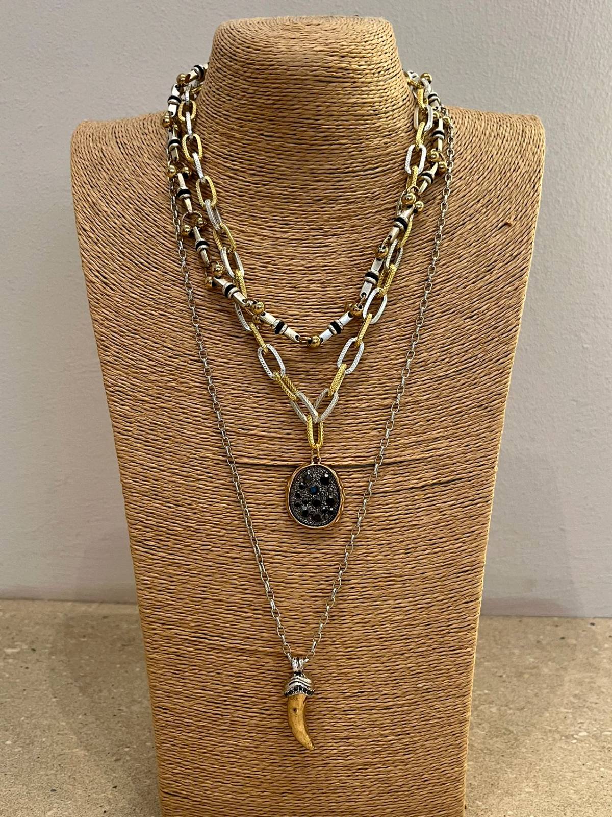 COLLAR TRIPLE CUERNO