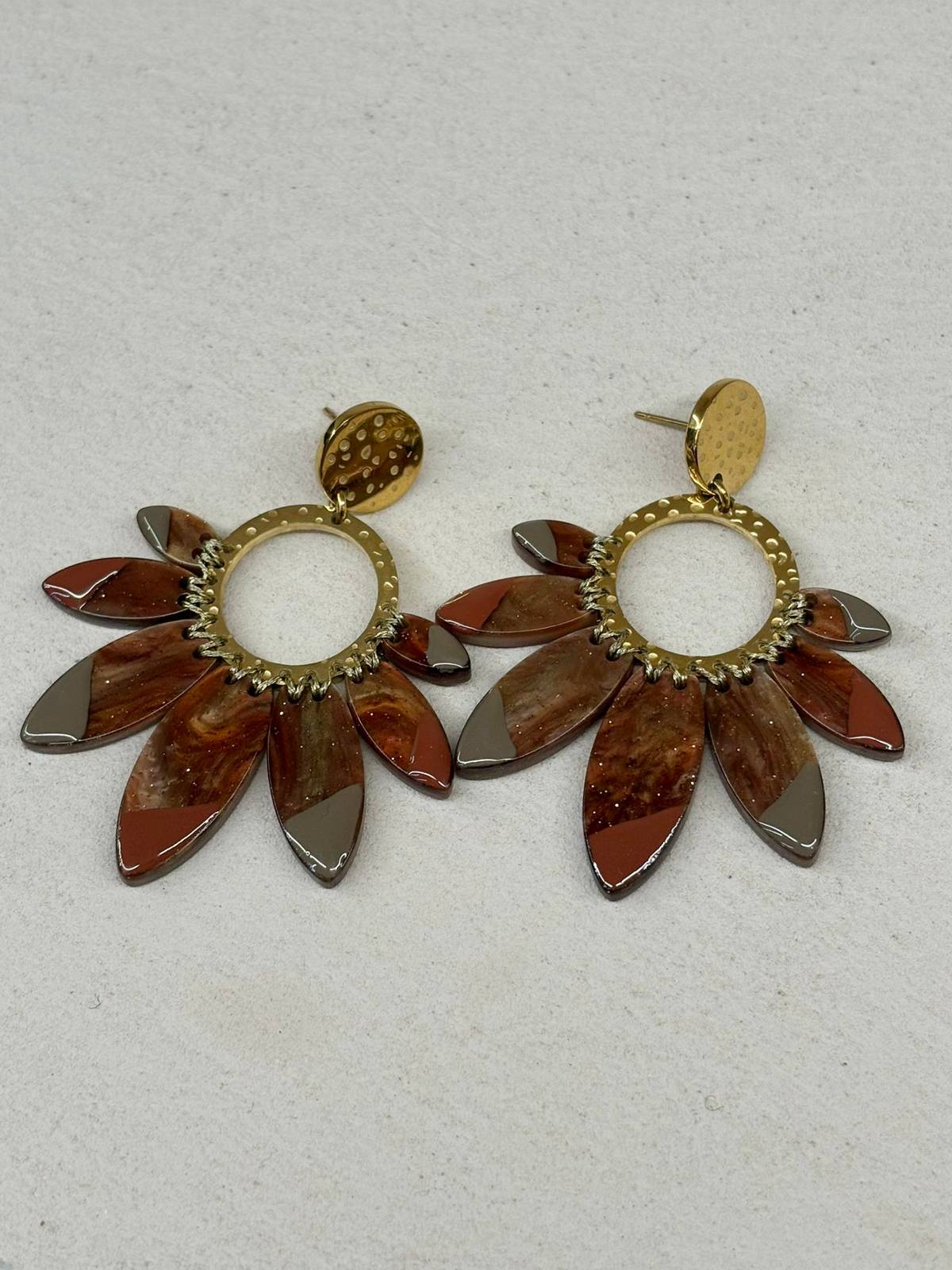 PENDIENTES FLOR BRILLO MARRÓN