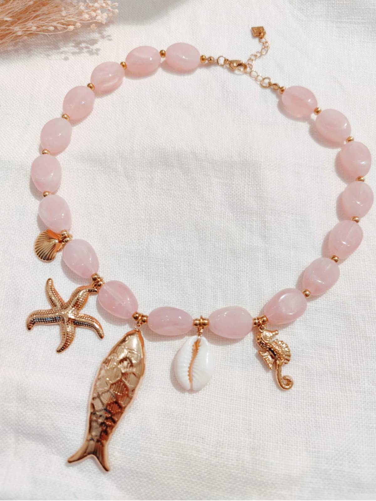 COLLAR PEZ RESINA ROSA