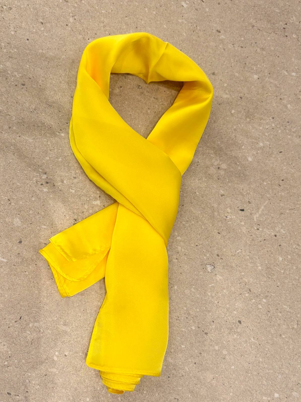 PAÑUELO SATIN AMARILLO