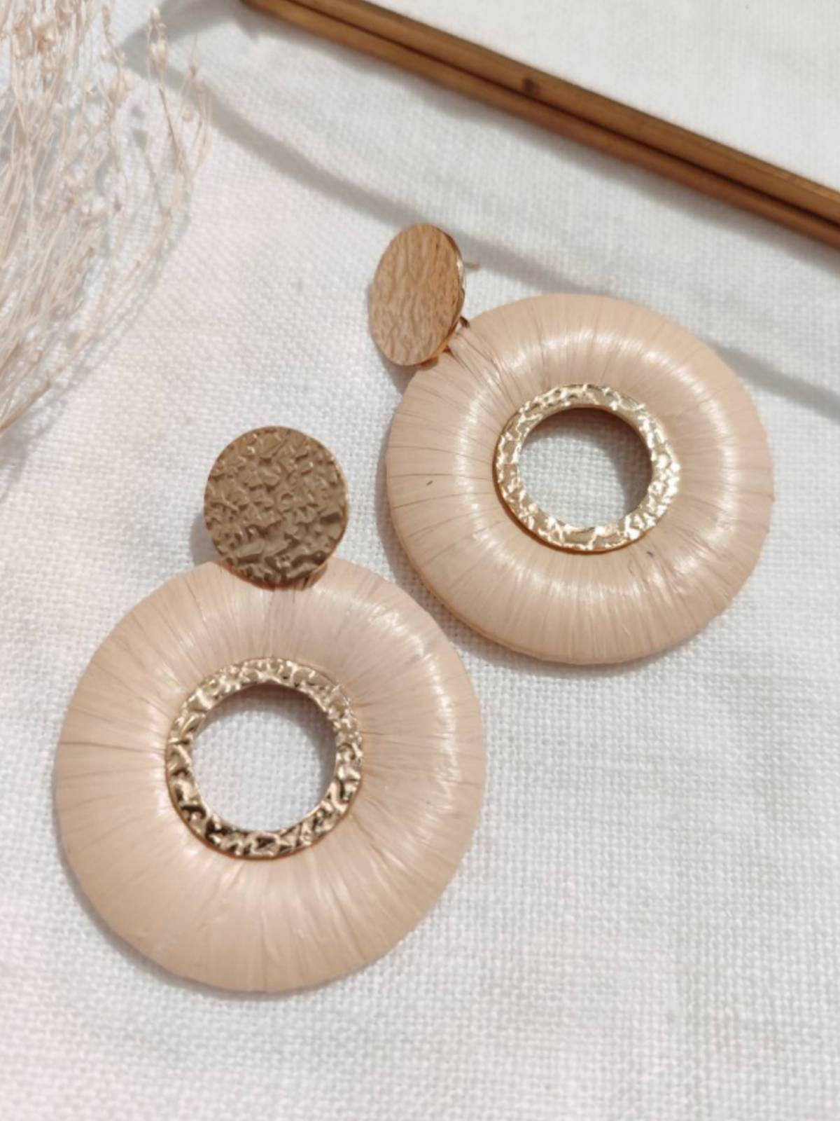 PENDIENTES RAFIA ARO BEIG