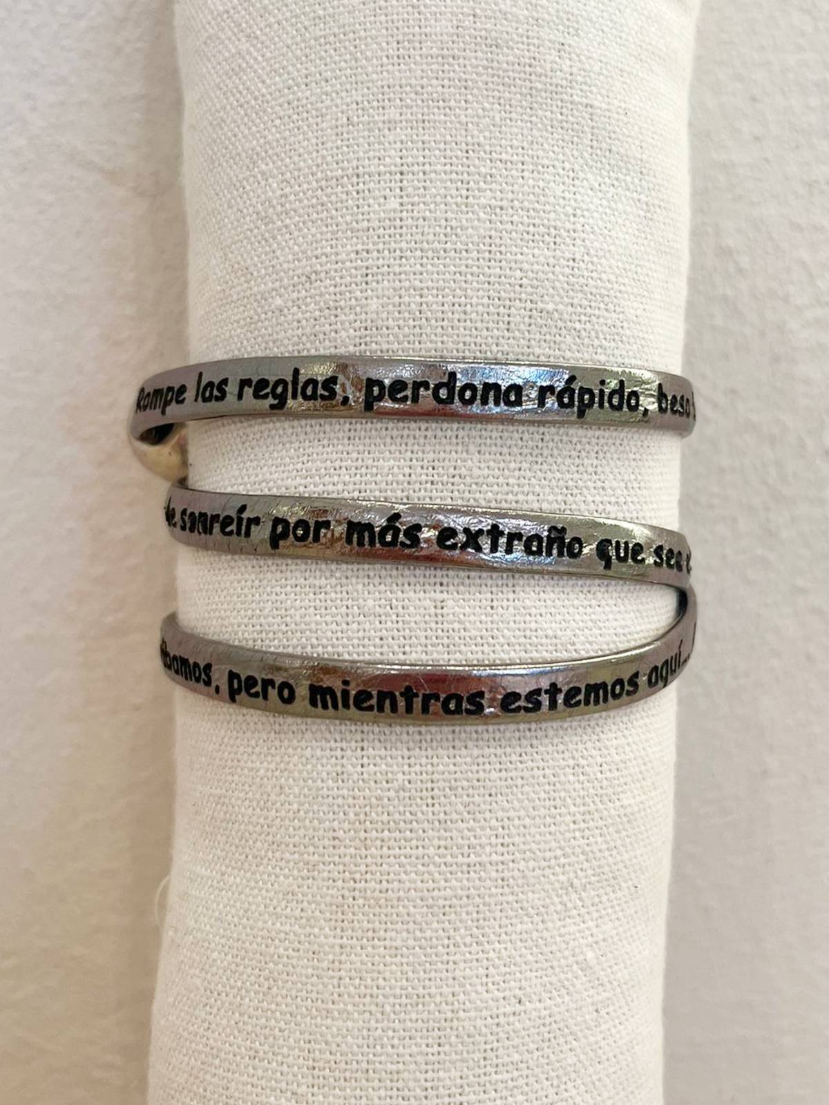 PULSERA "BAILEMOS" PLOMO