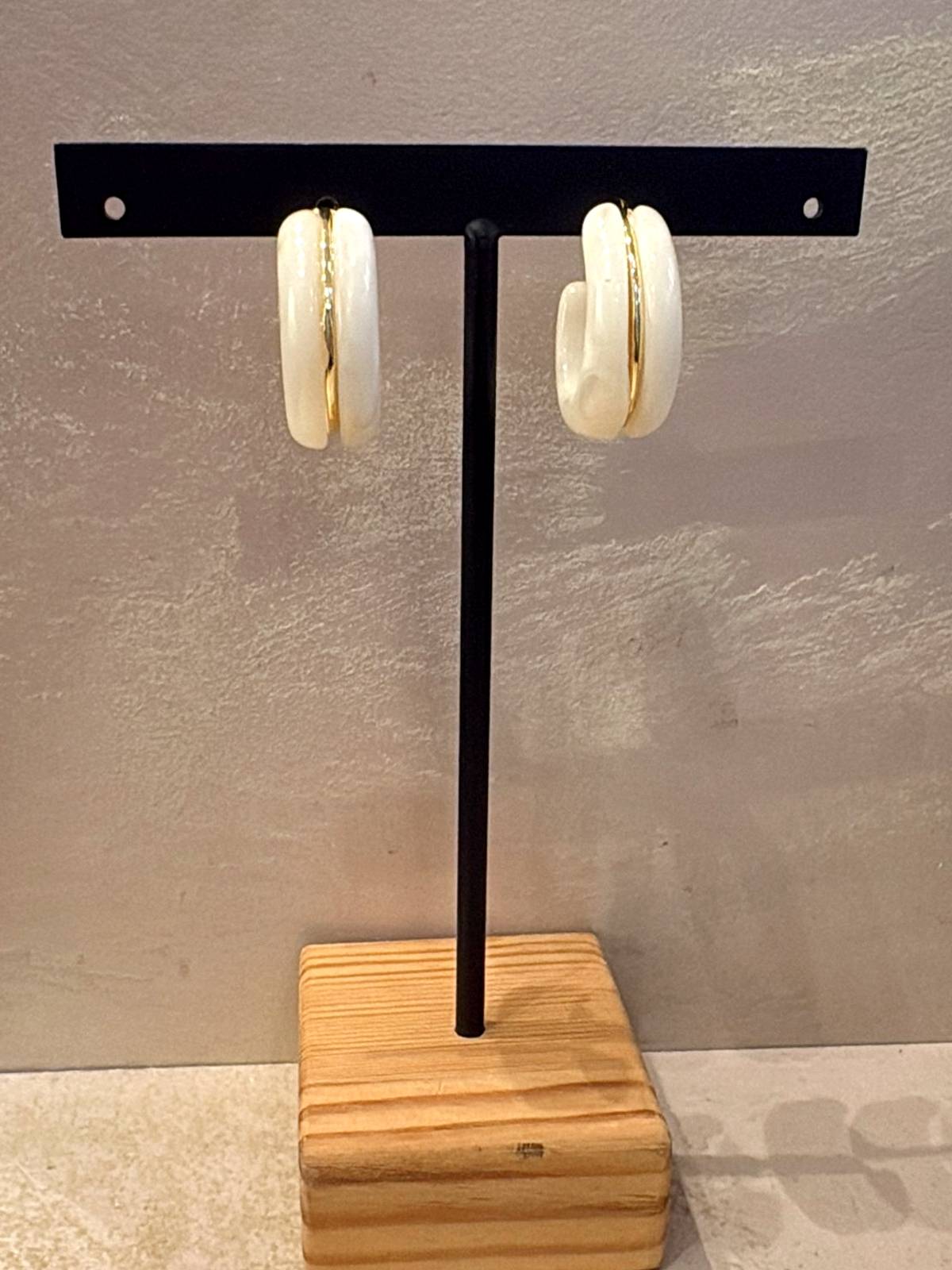 BEIGE RESIN EARRINGS