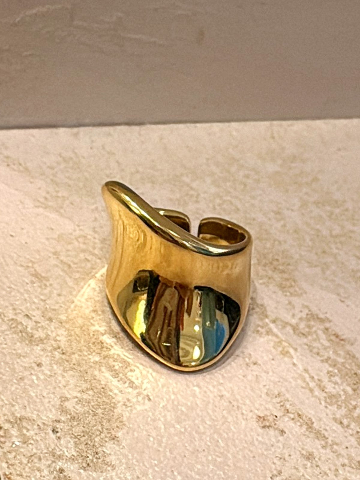 ASYMMETRICAL GOLD RING